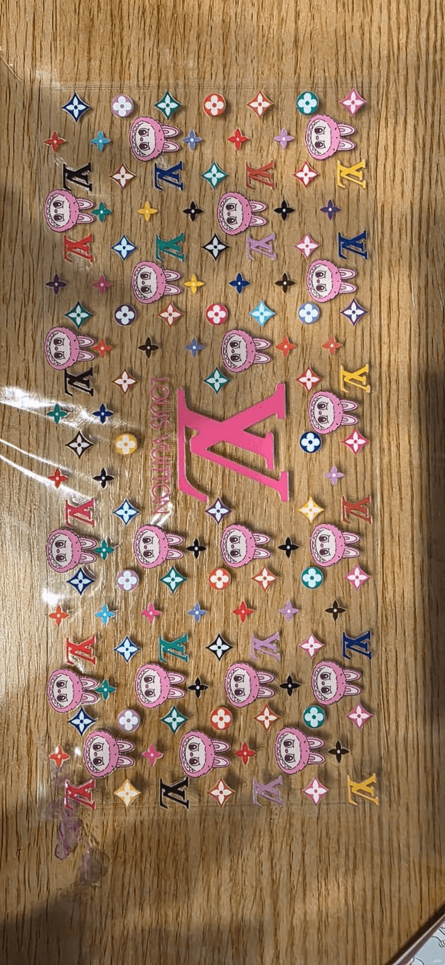 Louis Vuitton (b)